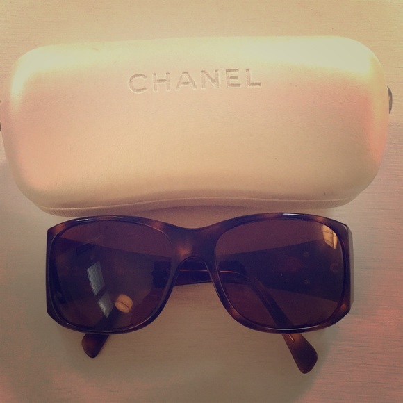 Chanel Sunglasses with Pearl Detail on Sides - Picture 2 of 8